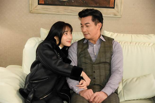 伊正和夏宇禾剧中谈起忘年之恋。（三立提供）