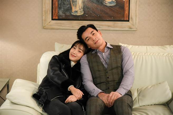 伊正和夏宇禾剧中谈起忘年之恋。（三立提供）