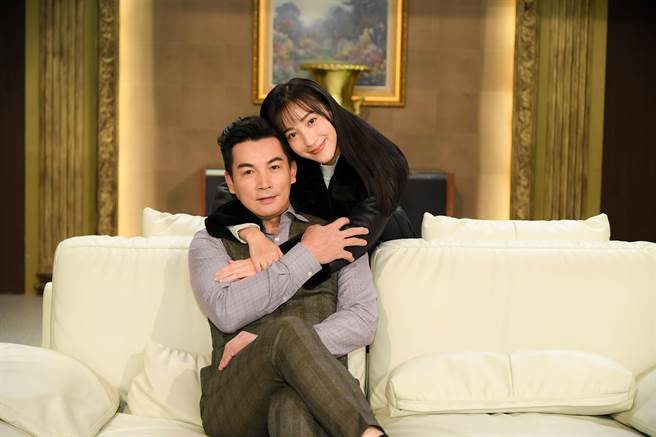 伊正和夏宇禾剧中谈起忘年之恋。（三立提供）