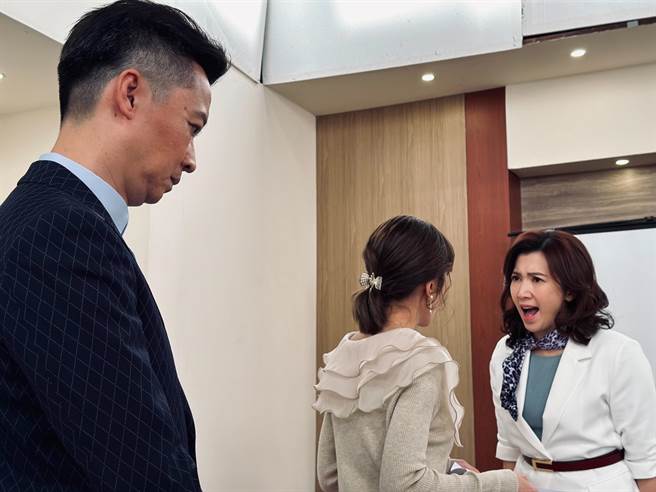 何豪杰出轨被揭发还遭赏连环巴掌。（民视提供）