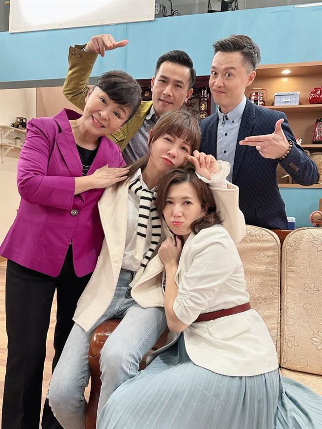 《市井豪门》演员群私下感情好。（民视提供）