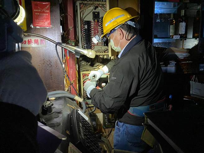 公安小组确保春安，五股舞场断水电去除危险因子。（新北市城乡局提供）