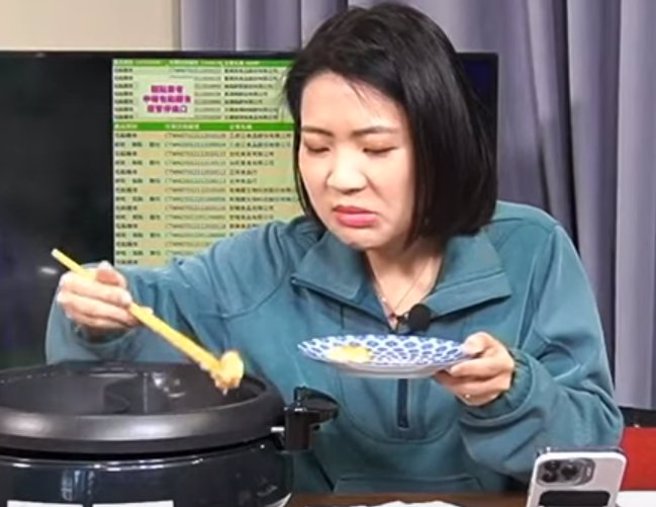 徐巧芯品尝凤梨酥「类水饺」，又是皱眉、又是撇嘴，并说口感非常不讨喜。（图／取自《谁来早餐》直播）