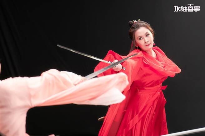 陈亚兰穿上侠女装直呼不习惯。（TVBS提供）