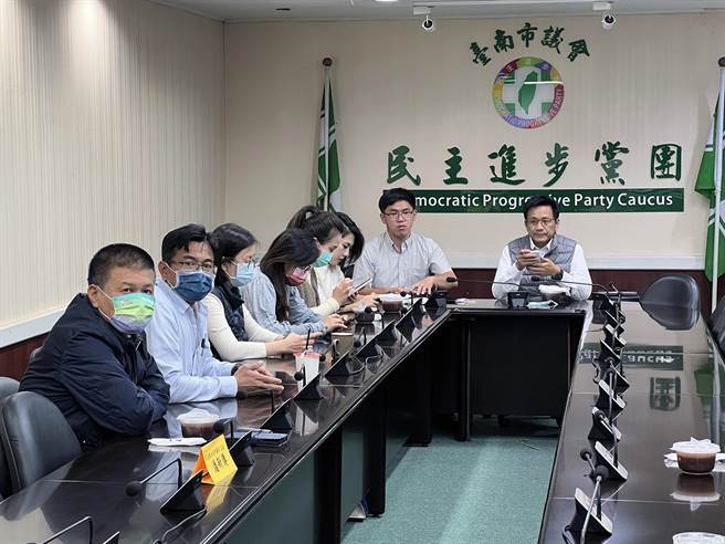 台南市议会民进党团今天晚间举行党团会议，讨论正副议长选举事宜。（洪荣志摄）