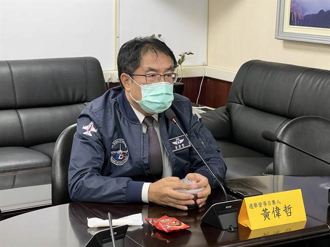 台南市议会民进党团举行党团会议，督导小组召集人、台南市长黄伟哲应邀出席。（洪荣志摄）