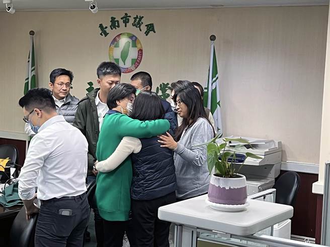 民进党团提名的议长参选人邱莉莉泪洒会场，多位友好的民进党议员上前拥抱安慰。（洪荣志摄）