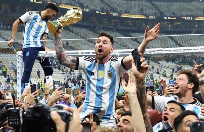 阿根廷足球国家队在颁发代表世足赛冠军的大力神奖杯前，换上了新的3星冠军球衣，义乌的山寨版的3星球衣完全猜错设计样式。（图／路透）