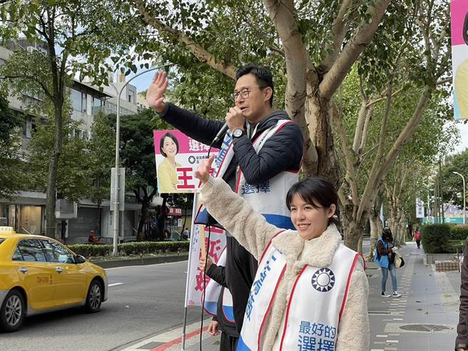 国民党准台北市议员詹为元（左）、准新北市议员戴湘仪（右）。（蔡佩珈摄）