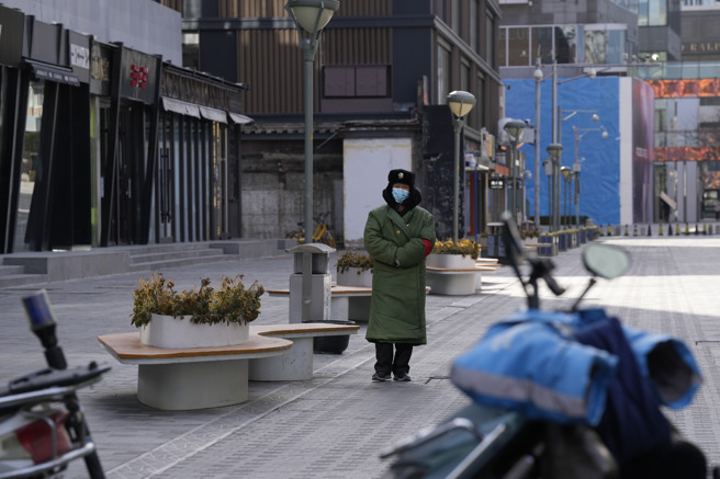 由感染人數激增，大陸許多城市的工商業活動被迫中斷，卡車司機感染後無法工作，導致供應鏈陷入混亂，大街上反而變得空蕩蕩的。（圖／美聯社）
