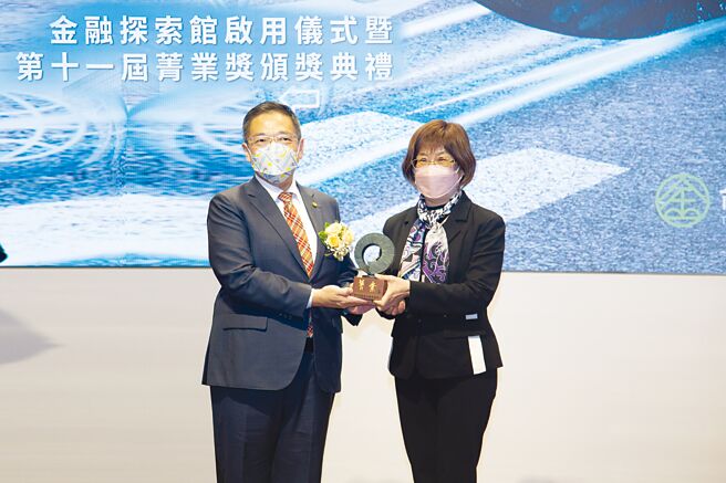 彰化銀行落實普惠金融，獲頒菁業獎「普惠金融推動獎」，彰銀董事長凌忠嫄（右）領獎。圖／彰化銀行提供