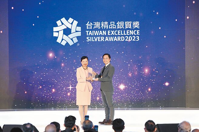 慶鴻機電DX655C-高速智能化雕模放電加工機榮獲第31屆台灣精品銀質獎，由經濟部部長王美花（左）親自頒獎、慶鴻機電副總經理王陳鵬（右）代表領獎。圖／業者提供