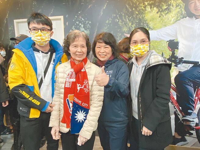 国民党嘉义市长黄敏惠（右二）成功连任，偕母亲黄郑梅子（左二）、女儿蔡孟儒（右一）、儿子蔡佳叡（左一）感谢市民支持。（廖素慧摄）