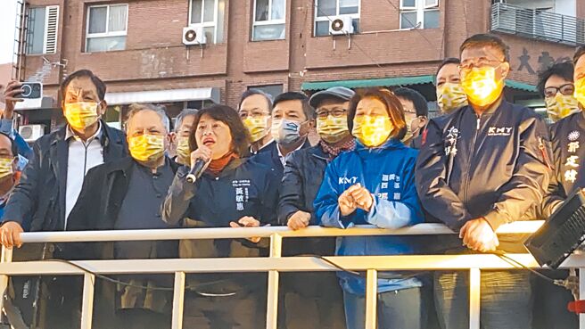 嘉義市長黃敏惠（左三）成功連任，發表當選感言，老公醫師蔡宗祐（左二）同框。（廖素慧攝）