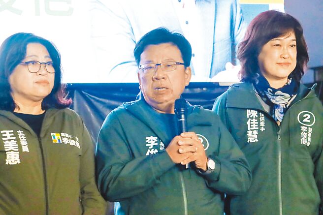 九合一選舉延長賽，民進黨再度慘敗，而行政院長蘇貞昌選前之夜才批評嘉市執行力不足該「換人做看看」，但真正該換掉的是他，否則接下來選戰，民進黨將繼續「輸真慘」!圖為民進黨嘉義市長候選人李俊俋（中）18日在結果出爐後，出面坦承敗選。（呂妍庭攝）