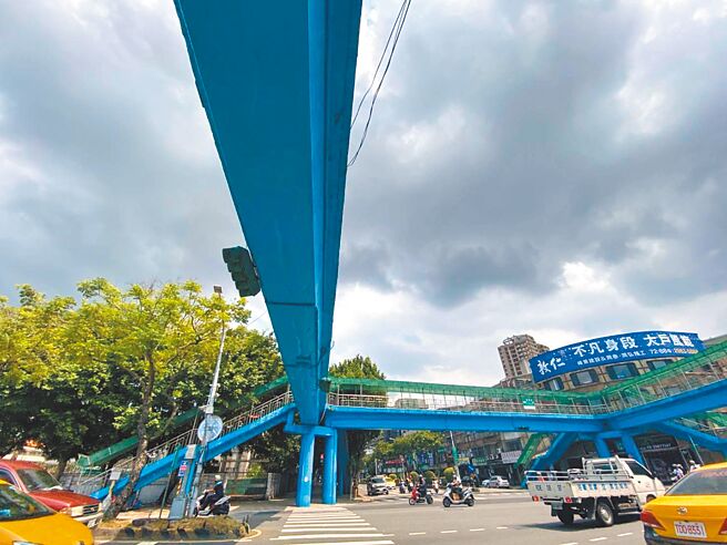 新北市三重明志人行陆桥因交通政策转变，使用率下降，新北市养工处17日将桥梁拆除完毕，同时也是新北市长侯友宜任内拆除的第36座桥梁。（新北市政府工务局提供／吕健豪新北传真）