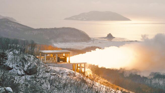 圖為北韓領導人金正恩15日在西海衛星發射場視察北韓第一個推力達140TF的大功率固體燃料發動機地上點火試驗。（朝中社）