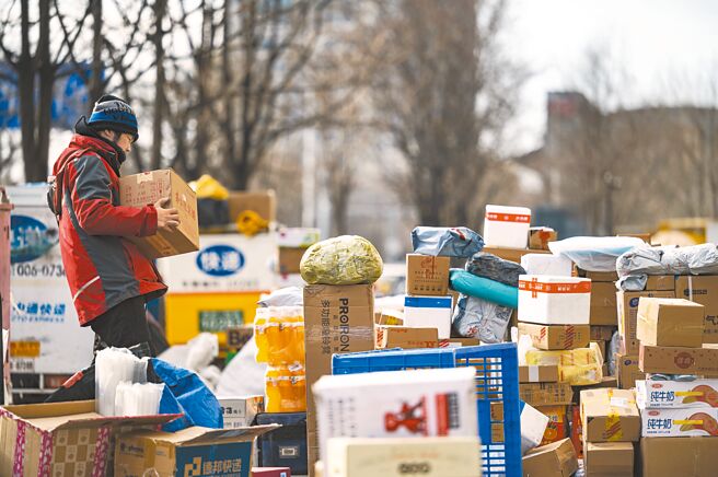 北京疫情大爆发，造成快递员人手不足，许多包裹等待配送。（中新社）