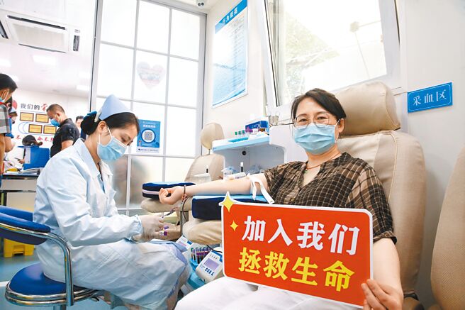大陆多地血库告急，官方因而宣布，新冠确诊者于阳性7天后即可捐血。（新华社）