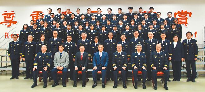 內政部移民署辦理「111年度移民專業人員訓練」課程，並請陸委會授課，但訓練課程中卻要求背誦蔡英文總統的兩岸關係論述。資料圖為移民署第9期移民班結訓典禮。（移民署提供／李文正台北傳真）