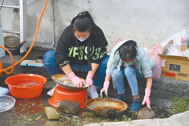 小朋友不畏寒冷在路邊清洗電扇、鍋碗瓢盆，協助獨居弱勢長者大掃除，關懷社會兼具教育意義。（員林青工提供／吳建輝彰化傳真）