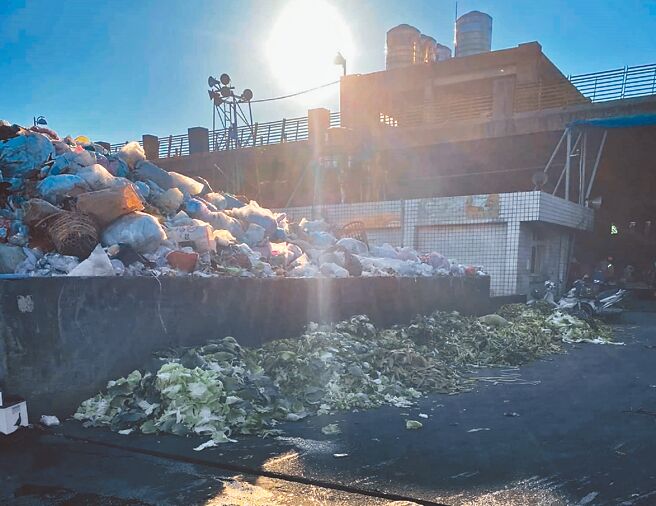 云林县西螺果菜市场堆满垃圾，下雨后的垃圾水到处流，菜农批「垃圾水是陈吉仲送给农民最好的礼物」。（林佳新提供／张朝欣云林传真）