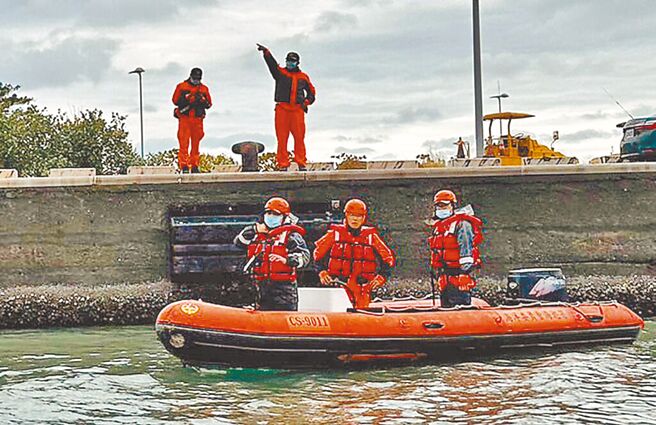 高科大海休系学生于17日在茄萣情人码头进行独木舟理论与实务课程，未料因天气变化造成无法返回原点，消防及海巡人员到场协助救援。（翻摄照片／林雅惠高雄传真）