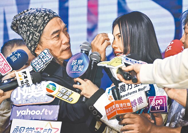 MIUSA（右）昨发片感动落泪，吴宗宪贴心为她擦拭泪水。（罗永铭摄）