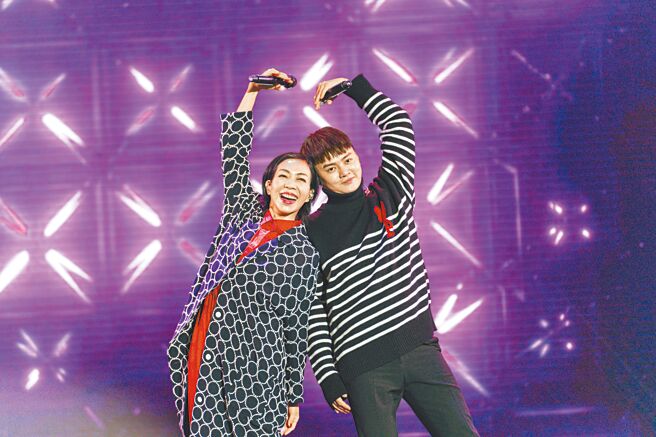 万芳（左）、许富凯不畏低温开唱。（新竹市政府提供）