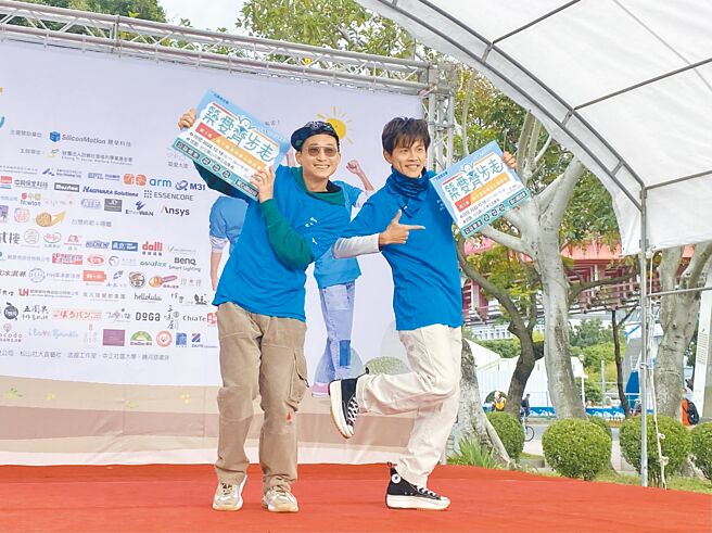 浩子（左）、阿翔昨合體出席公益活動。（忠義基金會提供）