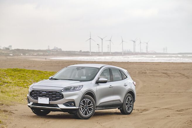Ford Kuga EcoBoost 180旗舰拥有欧系洗炼设计语汇，採低倾A柱斜背式车身造型，23年式配备调整价值超过2万但较前款降价6万元，售价103.9万元。（陈大任摄）