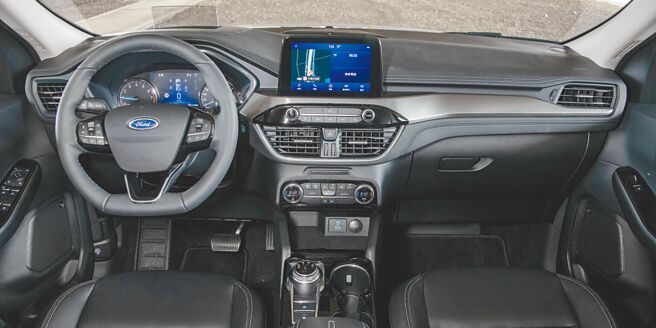 仪表控台SYN 3娱乐通讯整合系统结合原厂中文导航图资、内建中文声控系统，并提供360度环景影像行车辅助。（陈大任摄）