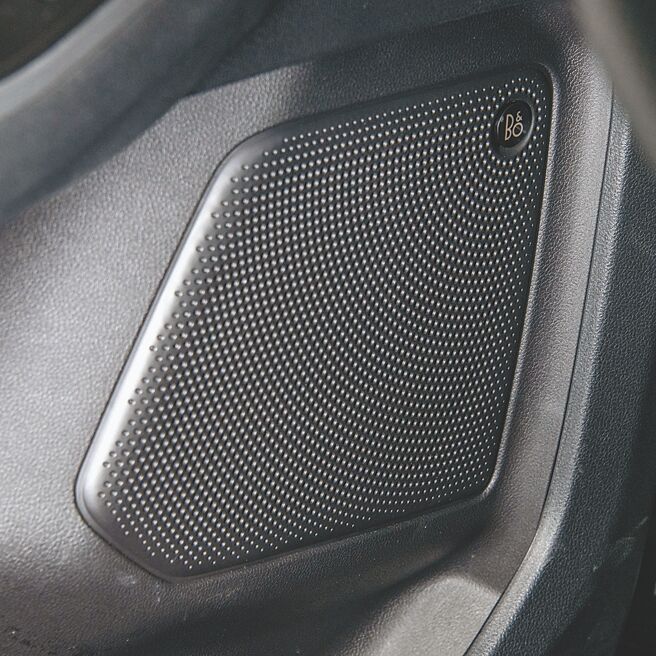 B&O丹麦环舱音响配10支喇叭。（陈大任摄）