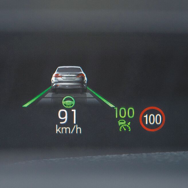 抬头显示器提供简明行车资讯。（陈大任摄）