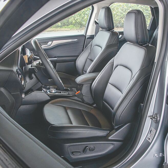 全新打造舒适质感座椅，并经人因工学与泡棉密度优化。（陈大任摄）