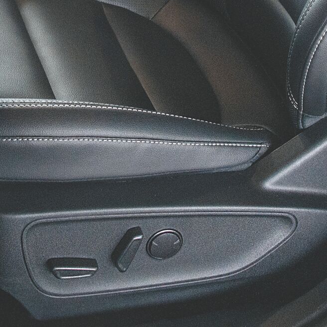 座椅10向电动调整及腰靠功能。（陈大任摄）