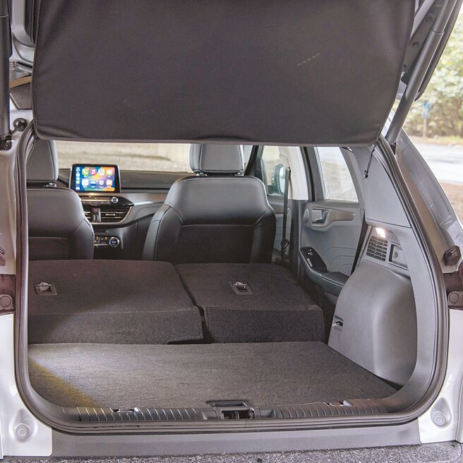 后座可6/4独立前倾，并可打平提供绝佳的载物机能。（陈大任摄）