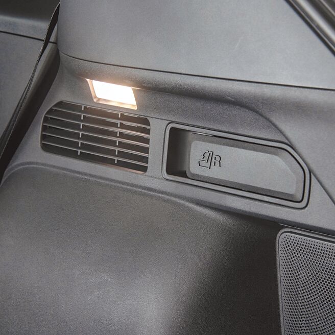 行李厢附照明及后座前倾拉杆。（陈大任摄）