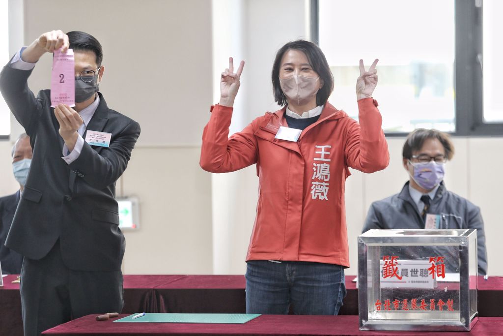 國民黨台北市第三選區立委補選參選人王鴻薇（中）20日前往號次抽籤，抽到2號時，王鴻薇比出V並大喊「勝利」。（杜宜諳攝）