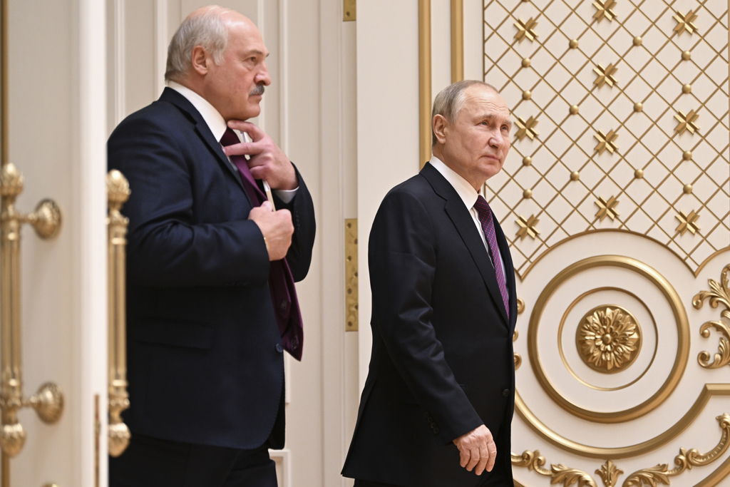 右俄罗斯总统普丁19日搭机造访白俄罗斯首都明斯克，会晤左总统卢卡申科。 图/美联社(photo:ChinaTimes)