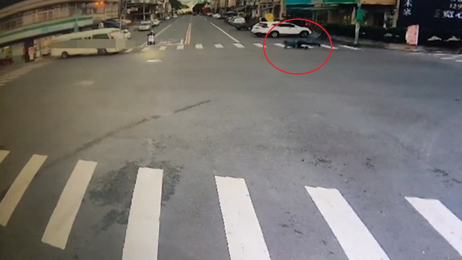 客运司机宿醉未拉手煞车，车辆「倒退噜」撞进超商，他在追公车过程中滑一跤跌倒在地。（翻摄影片）