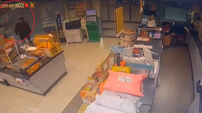 客运司机宿醉未拉手煞车，车辆「倒退噜」撞进超商，前一秒刚好有顾客走进超商差点被撞。（翻摄影片）