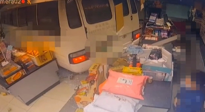 客运司机宿醉未拉手煞车，车辆「倒退噜」撞进超商，也导致在店内的顾客与店员受困。（翻摄影片）