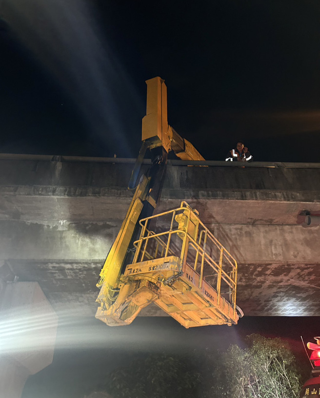 大货车擦撞国三工程车吊篮酿2伤，1工人「4米高摔落」。(叶庭欣/翻摄)