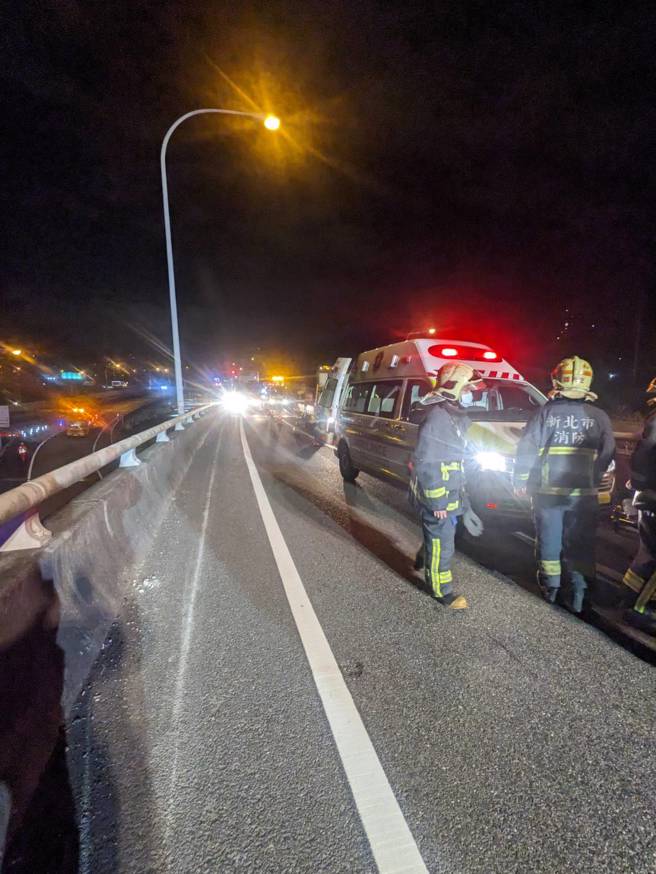 大货车擦撞国三工程车吊篮酿2伤，1工人「4米高摔落」。(叶庭欣/翻摄)