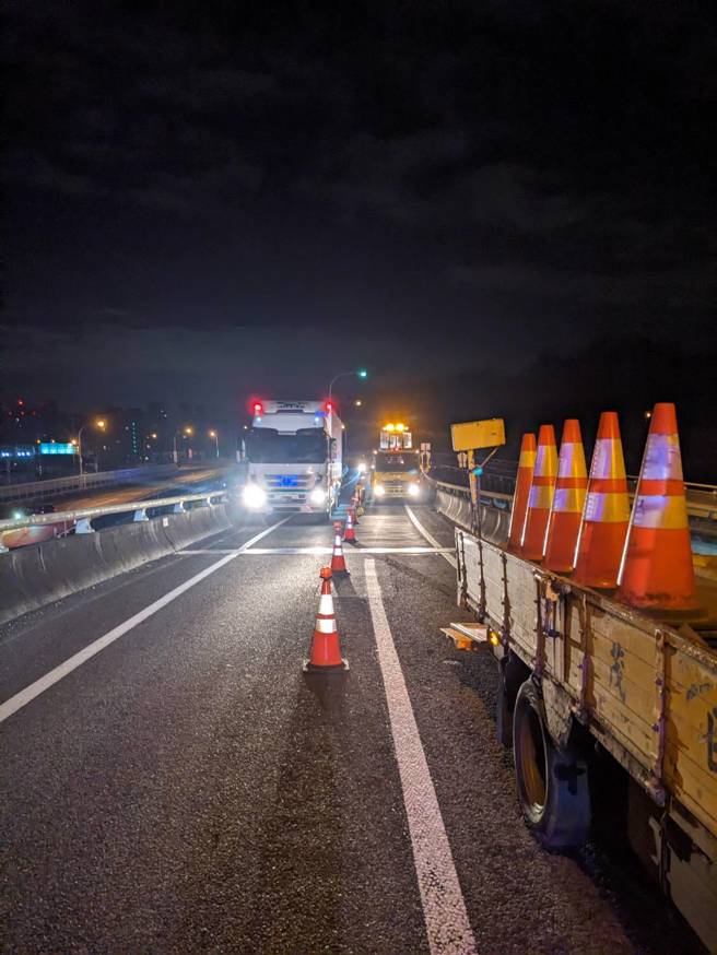 大货车擦撞国三工程车吊篮酿2伤，1工人「4米高摔落」。(叶庭欣/翻摄)