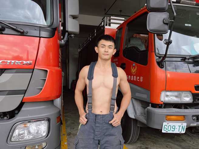 彰化消防局晒「裸身小鲜肉」吁保暖！ 女粉嗨翻喊好热：要灭火。(翻摄脸书彰化县消防局第二大队)