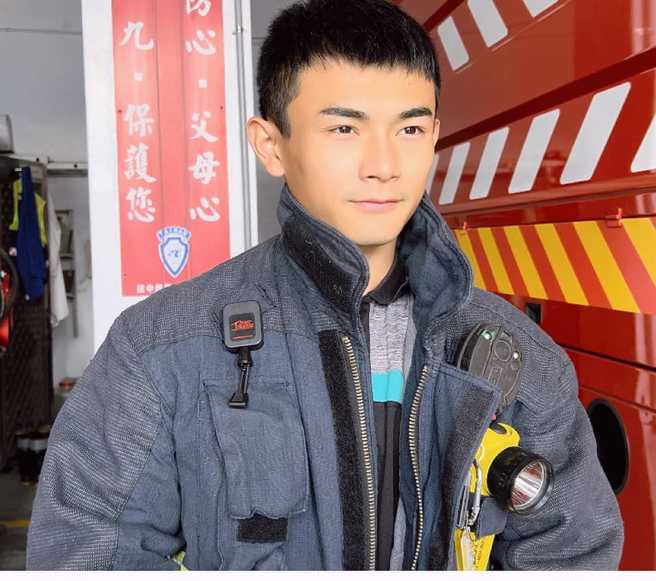 彰化消防局晒「裸身小鲜肉」吁保暖！ 女粉嗨翻喊好热：要灭火。(翻摄脸书彰化县消防局第二大队)