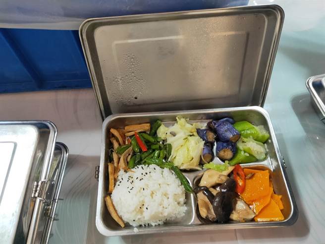 政大附中于110学年下学期期末校务会议订购环保餐盒，落实减量使用一次性餐具政策。（教育部提供／林志成台北传真）