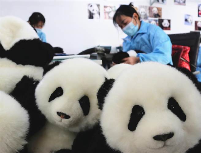 圖為大陸山東菏澤市的一家玩具企業，工人正忙著縫製貓熊毛絨玩具。（中新社資料照片）